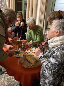 Mitglieder des Theatervereins bei einem gemeinsamen Essen
